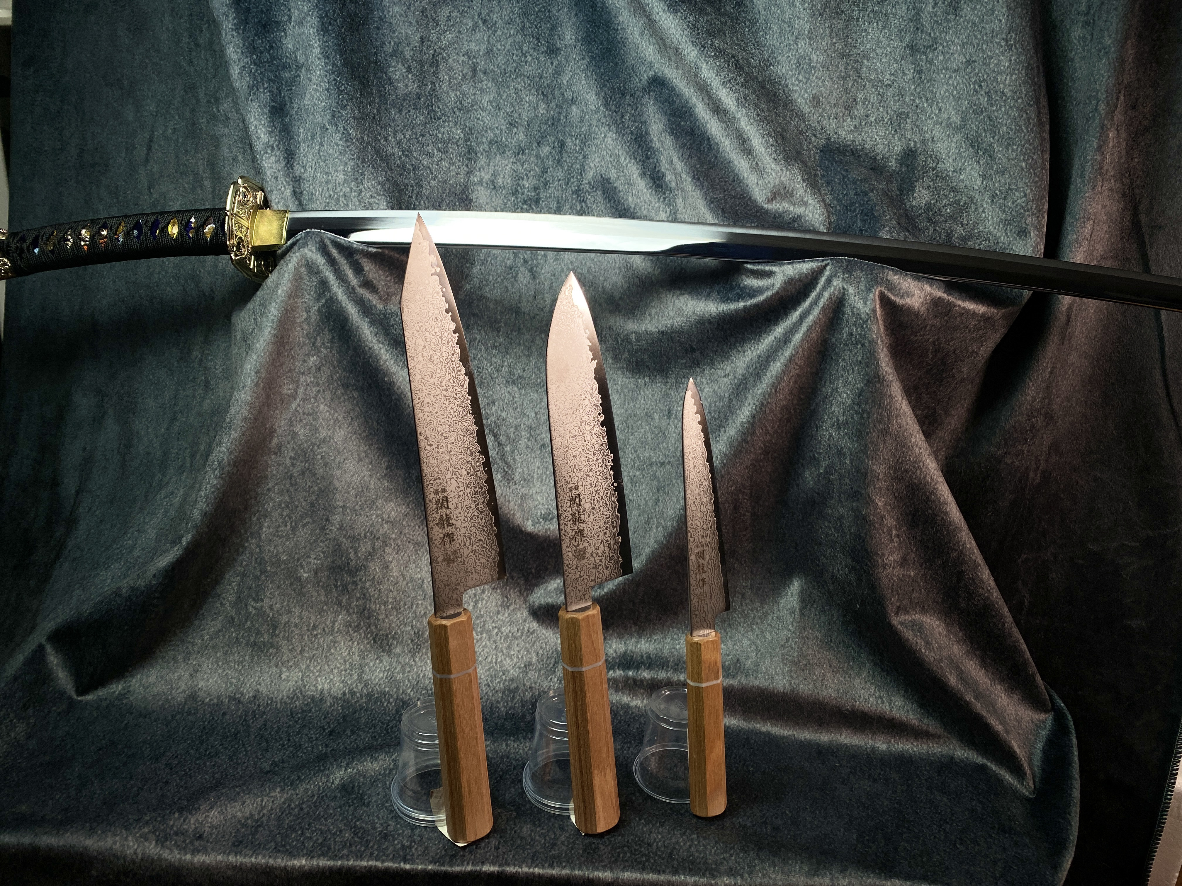 刀と包丁、青のベルベットの上に並ぶ大澤刀剣の刃